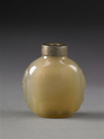 Snuff bottle in agata con bocca ricoperta in bronzo e mascheroni incisi ai...