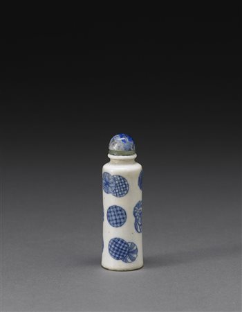 Snuff bottle in porcellana bianca e blu decorata con classici motivi...