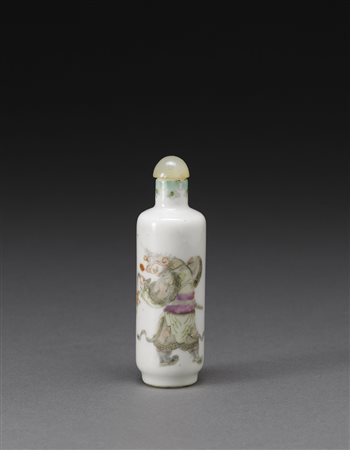 Snuff bottle in porcellana di forma cilindrica decorata in Famiglia Rosa con...