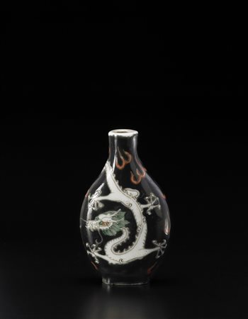 Snuff bottle in porcellana con fondo nero decorato con draghi bianchi (manca...