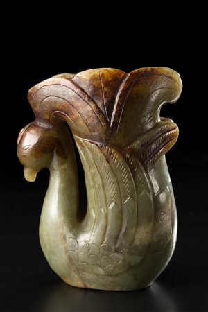 Antico Rhyton cinese in giada nefrite di colore verde con accentuate...