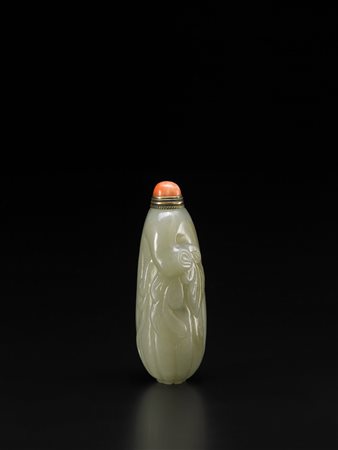 Snuff bottle in giada color celadon scuro a forma allungata di melone con...