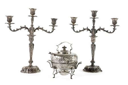 LOTTO DI TRE OGGETTI IN ARGENTO - Samovar in argento 925/1000, base Chester...