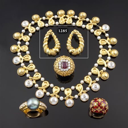 BUCCELLATI Peso gr 33,1 Coppia di orecchini in oro giallo lucido e satinato,...