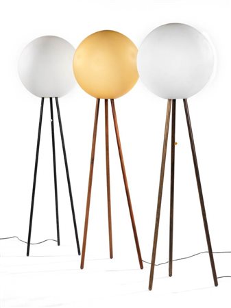 Tre lampade da terra a tre gambe Italia, 1950 Treppiedi in legno (2) e in...