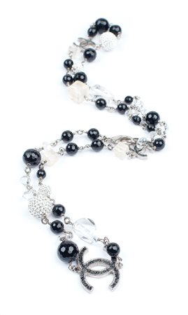 CHANEL, COLLANA BIJOU VINTAGE firmata in metallo e strass con perle in pasta...