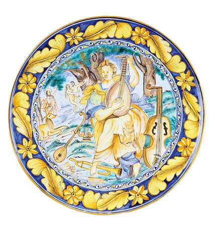 GRANDE PIATTO IN MAIOLICA Italia, XX Sec. dipinto in policromia nella...