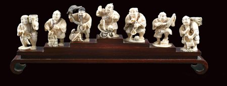 GRUPPO DI SETTE NETSUKE IN AVORIO Giappone, XX Sec. scolpiti a raffigurare...