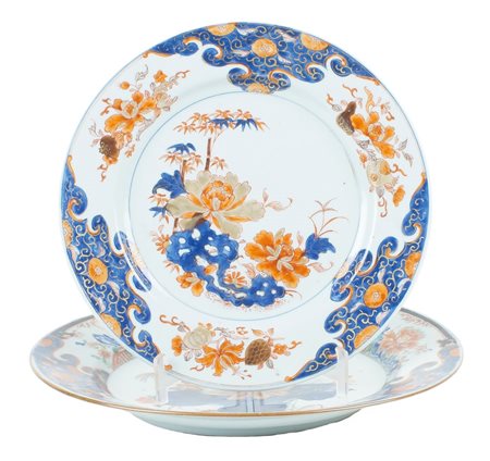 DUE PIATTI IN PORCELLANA IMARI Giappone XVIII Sec. A PAIR OF JAPONESE IMARI...