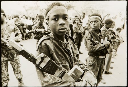 Sebastiao Salgado (b. 1944) Angola, Young MPIA Soldiers, 1975 Stampa vintage...