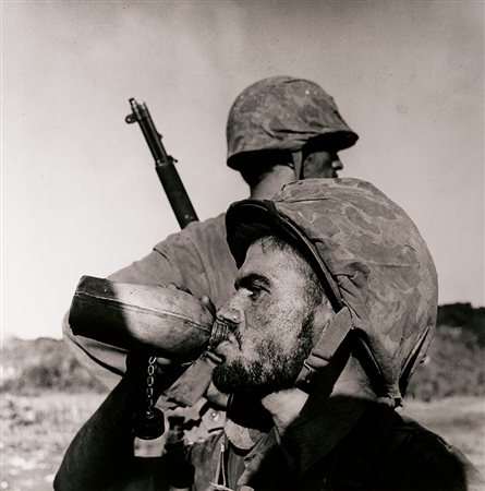 W. Eugene Smith (1918-1978) Soldiers, Saipan, 1944 Stampa alla gelatina sali...