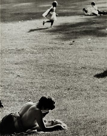 Mario De Biasi (1923-2013) Innamorati di Hyde Park, Londra, 1965 Stampa...