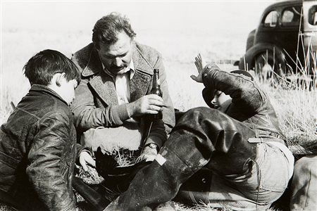 Robert Capa (1913-1954) Ernest Hemingway, Sun Valley, Idaho, 1940 Stampa...