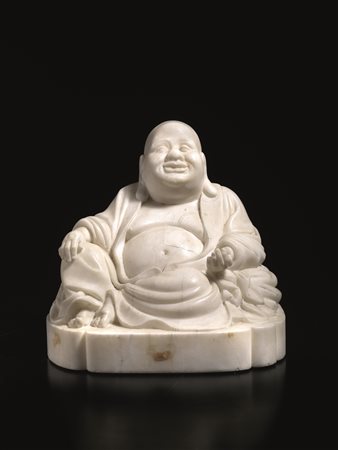 SCULTURA, CINA, SEC. XX in marmo, raffigurante Buddha ridente assiso, alt. cm...