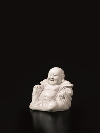 BUDDHA CINA SEC. XIX-XX in porcellana Blanc de Chine, alt. cm A Blanc de...