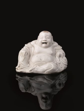 BUDDHA CINA SEC. XX in porcellana Blanc de Chine, alt. cm 15 A blanc de chine...
