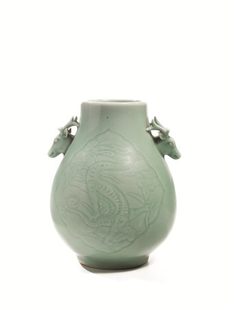 VASO, CINA, DINASTIA QING, SEC. XIX in porcellana celadon decorato con draghi...