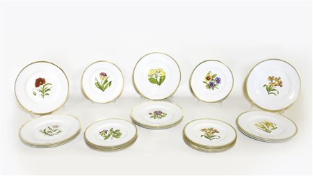 SERIE DI DODICI PIATTI PIANI IN PORCELLANA Royal Worcester dipinti con varie...