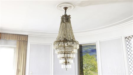 GRANDE LAMPADARIO IN METALLO DORATO E CRISTALLO realizzato in stile impero,...