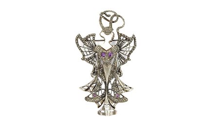 SPILLA IN ARGENTO STILE LIBERTY raffigurante una donna in abito da sera...