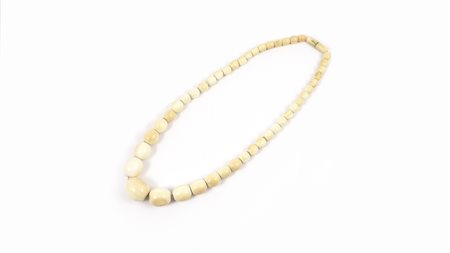 COLLANA A BOULES OVALIZZATE DI AVORIO CENTRALE mm 26x24 circa, gr 122,3 IVORY...