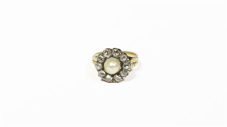 ANELLO IN ORO GIALLO E ARGENTO con perla centrale e rose di diamante gr 4,30...