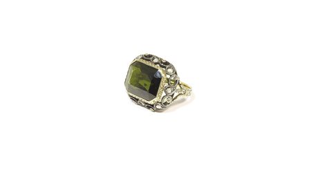 ANELLO IN ORO GIALLO E ARGENTO con tormalina verde e rose di diamante...