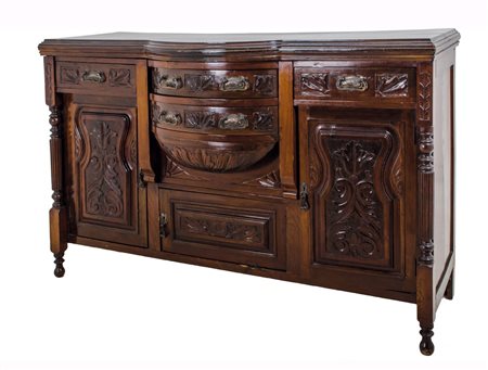 CREDENZA bombata in noce riccamente intagliata. Sicilia fine '800 Misure: cm...