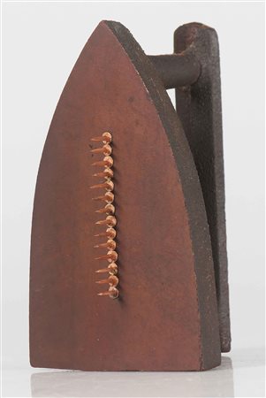 MAN RAY (1890 - 1976) Cadeau. Ferro. Cm 10,00 x 17,00 x 8,50. 3143/5000....