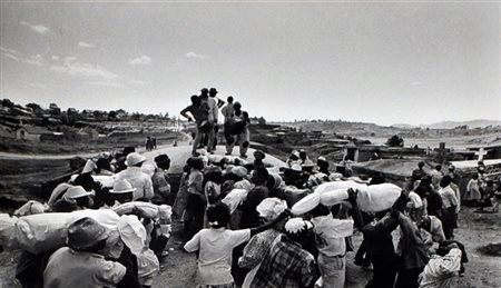 PHILIPPE GAUBERT Famadihana, Antananarivo, 1997 Fotografia in b/n Es. 1/2 cm....