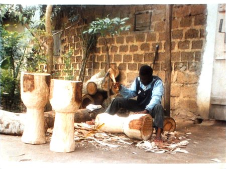 KUDZOVI KOKOROKO Le sculpteur: le debut de la fabrication du tam-tam, 1999...