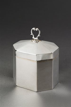 Tea-caddy in argento di forma ottagonale con presa del coperchio traforata a...