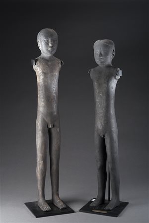Coppia di figure maschili in terracotta dipinta in nero (difetti), con...