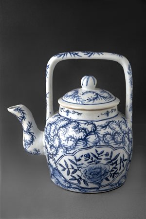 Manifattura cinese, teiera in porcellana decorata nei toni del blu a motivi...