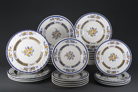 Manifattura Italiana, parte di servizio di piatti in porcellana decorata nei...