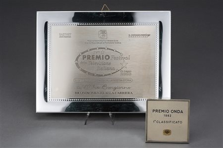 Lotto composto da due premi:"Premio Onda" 1981 1ﾰ classificato in oro ed...