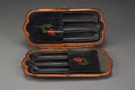 Portasigari del sec. XIX in metallo e cuoio con interno dipinto a fiori