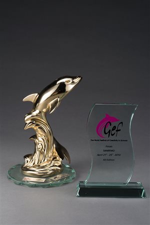 Lotto composto da un premio Gef raffigurante delfino color oro su base in...