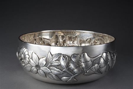 Centrotavola in argento a corpo liscio sbalzato nella fascia a fiori e foglie...
