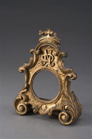 Porta orologio in legno dorato decorato da cifre coronate NO (Niccolò Oneto)...