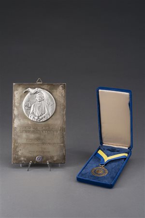 Lotto composto da una targa celebrativa Premio Columbus 2004 Rotary Club...