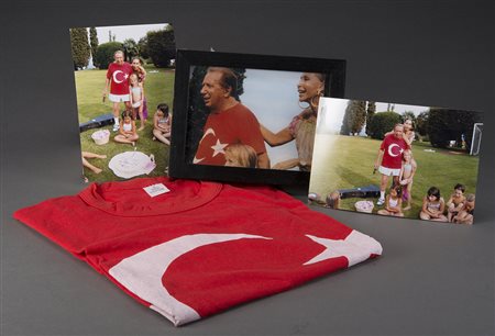 Lotto composto da una maglia con i colori della bandiera turca e due...