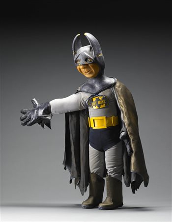 "BatMike" scultura in gommapiuma raffigurante Mike nelle vesti di Batman (h...