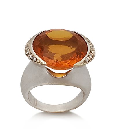 ANELLO ANELLO. In oro bianco 18 kt centrato da grande quarzo orange taglio...