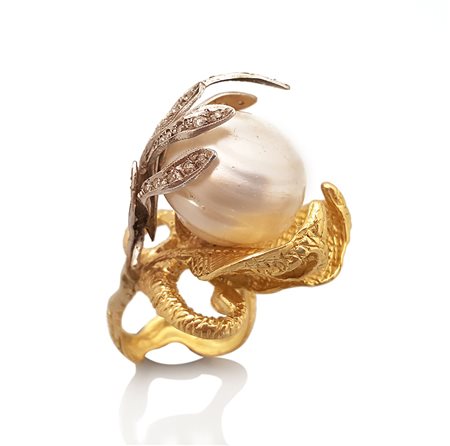 ANELLO ANELLO. In oro giallo e bianco 18 kt con motivi esterni a serpente, al...