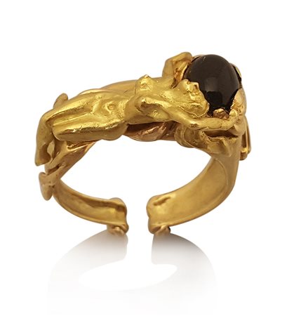 ANELLO ANELLO. In oro giallo 18 kt, montatura aperta con sommità asimmetrica...