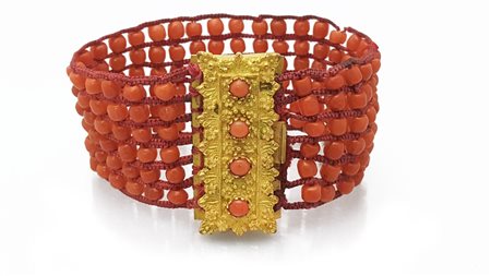 BRACCIALE BRACCIALE. A sei fili di inserti cilindrici in corallo rosso su...