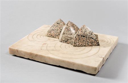 YOSHITO FUJIBE Ehime, Giappone, 1946 Paesaggio, 1981 Scultura in marmo rosato...