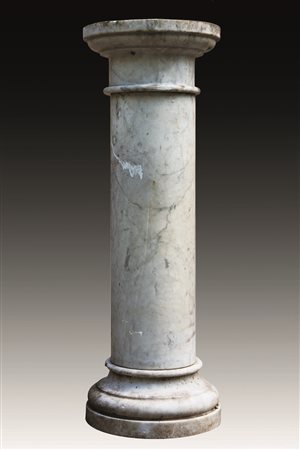 Colonna in marmo con fusto tornito . Base e piano tondi. Secolo XIX (h.cm...