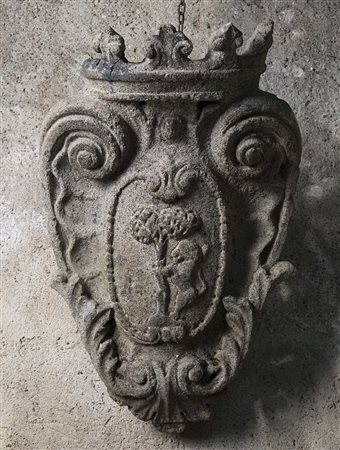 Stemma nobiliare in pietra serena di forma sagomata raffigurante un leone...